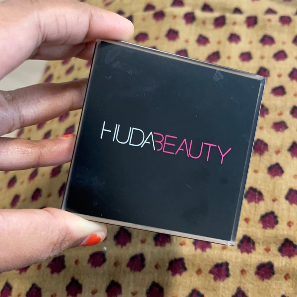 Huda Beauty Tantour Contour  in tan